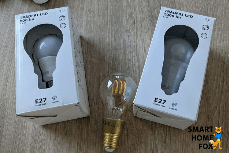 Drei IKEA Smart Home Lampen TRÅDFRI liegen auf einem Tisch.